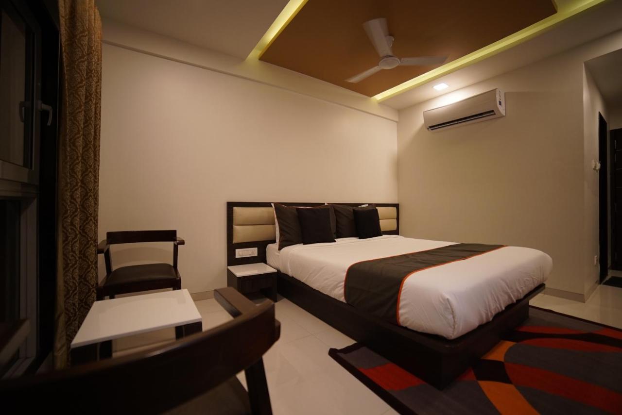 Hotel Vaccinated Staff - Collection O 41226 Ramji'S Residency Gole Colony à Nashik Extérieur photo